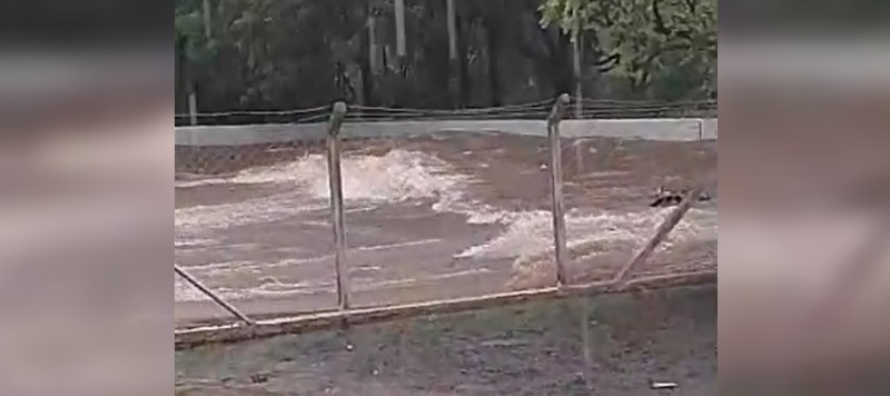 VÍDEO: moto é arrastada por enxurrada e vai parar dentro de bueiro em Rio Preto