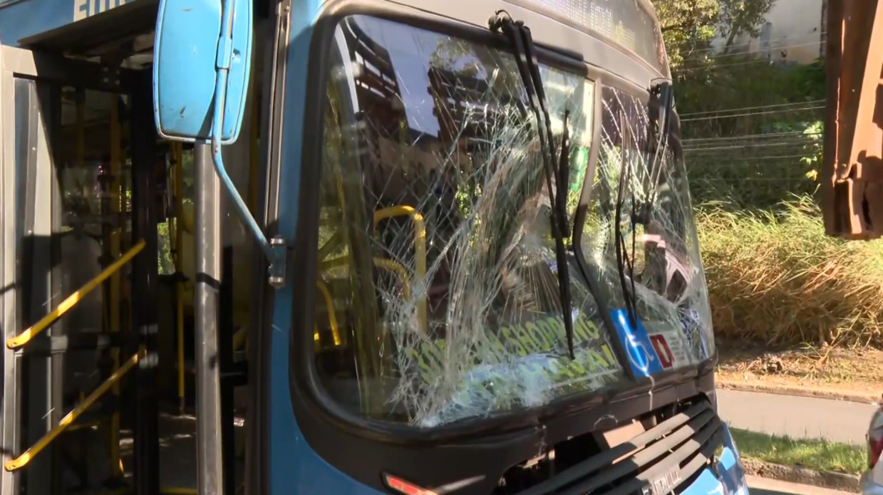 Colisão entre ônibus e carreta deixa ao menos 12 feridos e interdita avenida em BH