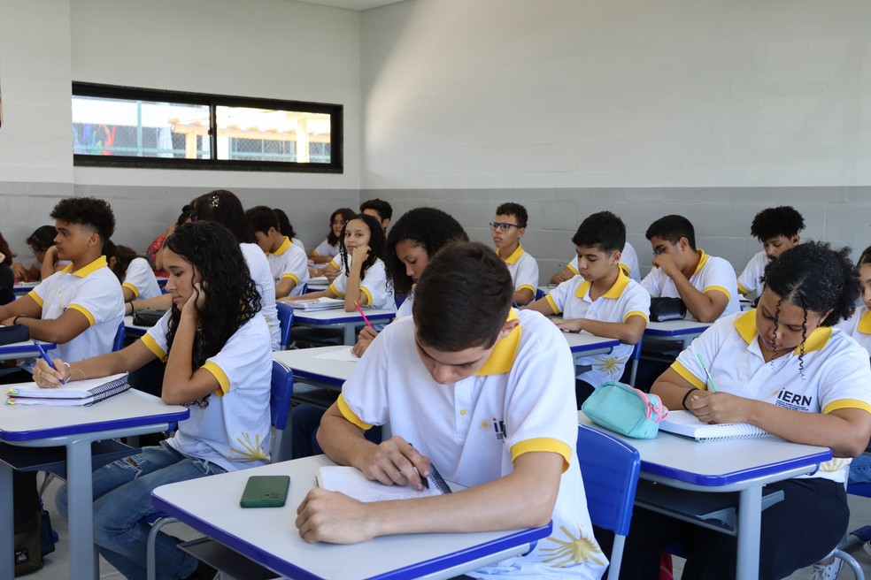 Aulas acontecer&atilde;o ao vico com acompanhamento de professores &mdash; Foto: SEEC/Divulga&ccedil;&atilde;o