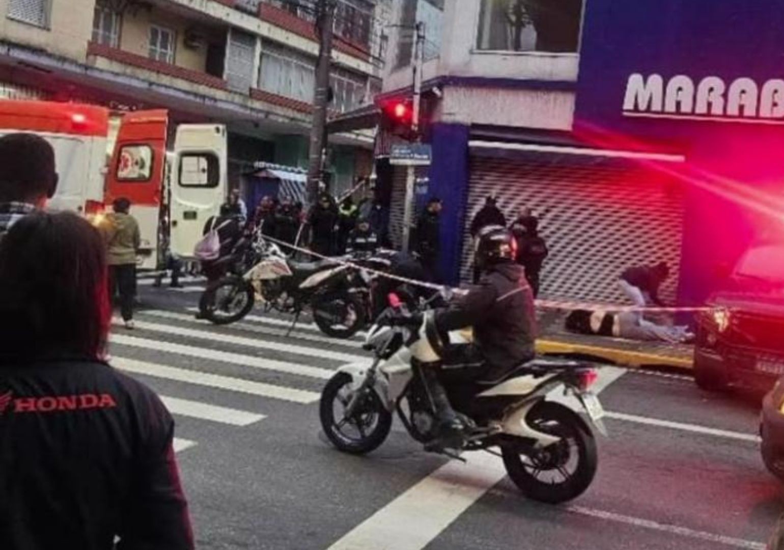 Três pedestres são atropelados após motocicleta bater em carro no Centro de Mogi das Cruzes 