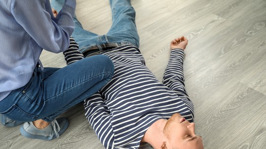 O que fazer ao presenciar um desmaio? - Mantenha a vítima deitada com as pernas elevadas para a circulação voltar para a cabeça. Se não houver pulso ou respiração, acione o SAMU imediatamente.