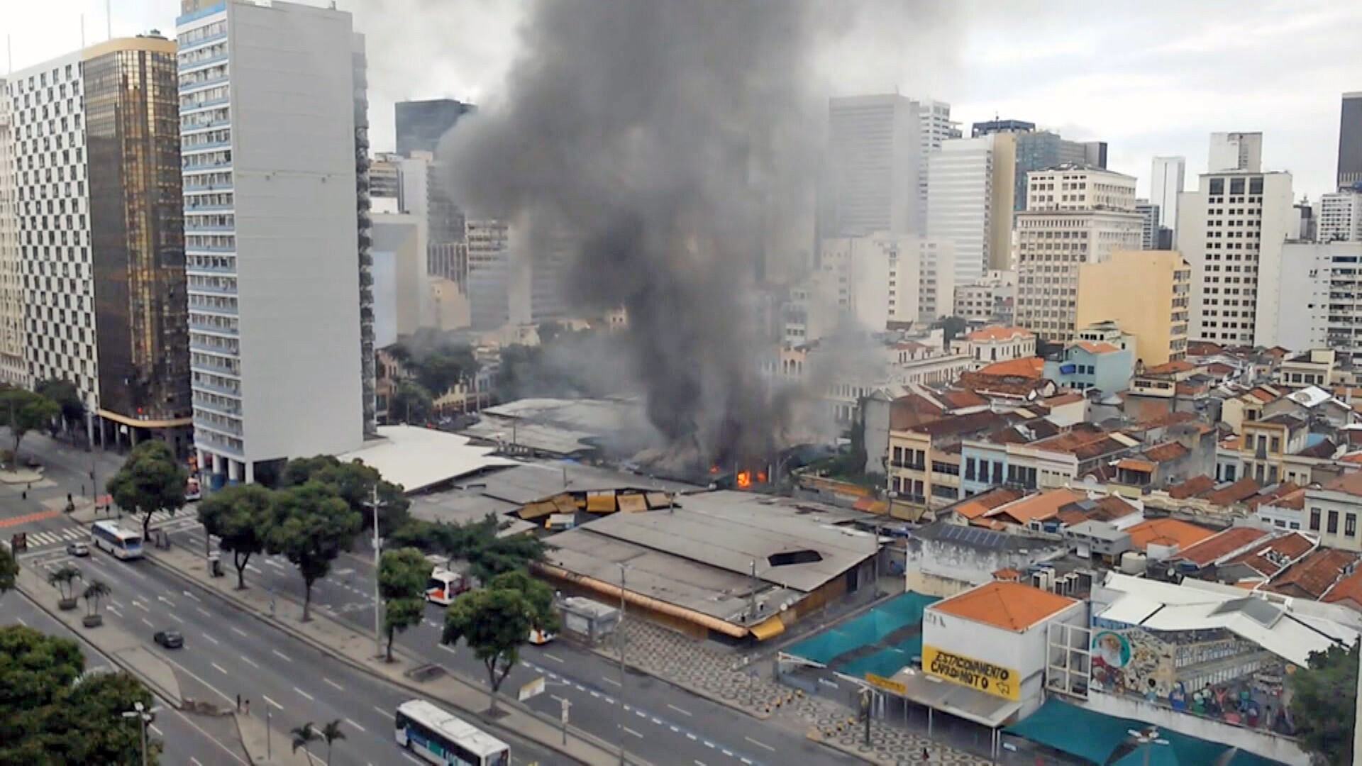 Incêndio na Uruguaiana mobiliza bombeiros de 6 quartéis