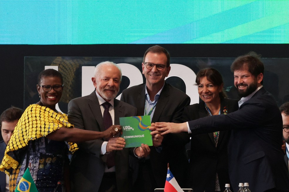 Yvonne Denise Aki-Sawyerr, Lula, Eduardo Paes, Anne Hidalgo e Gabriel Boric durante maior encontro de cidades do mundo — Foto: Ricardo Moraes/Reuters