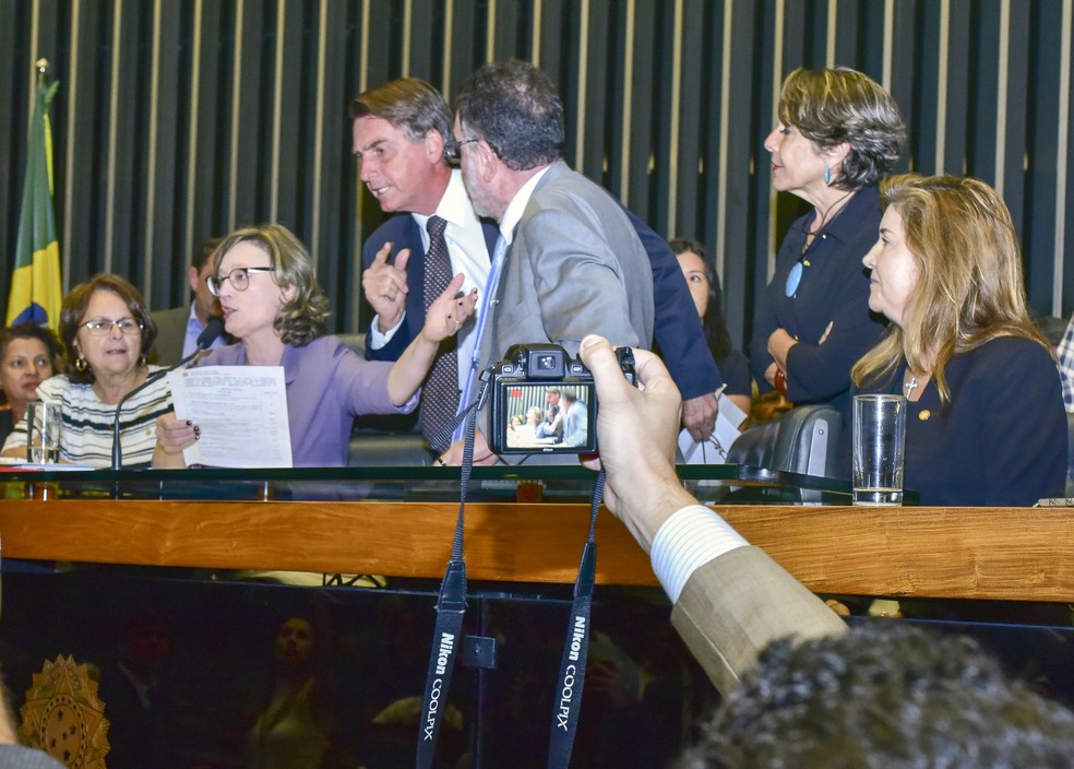 O ent&atilde;o deputado Jair Bolsonaro e a deputada Maria do Ros&aacute;rio, no plen&aacute;rio da C&acirc;mara &mdash; Foto: Fernando Chaves/PSC Nacional