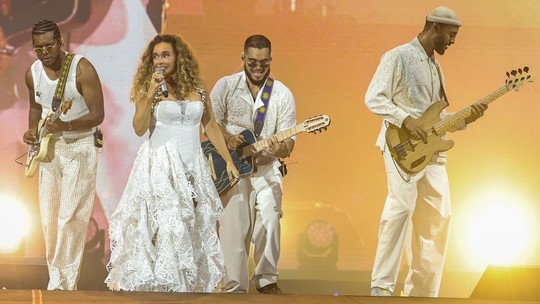Gilsons são salvos por bagunça boa de Daniela Mercury e Olodum