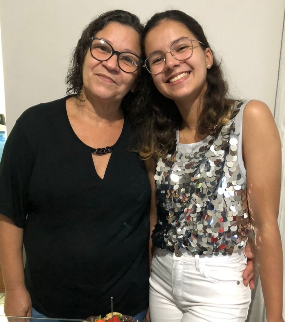 Auzeni Vicente e a filha, Letícia Vicente, que tirou nota mil na redação do Enem — Foto: Arquivo pessoal/Cedida