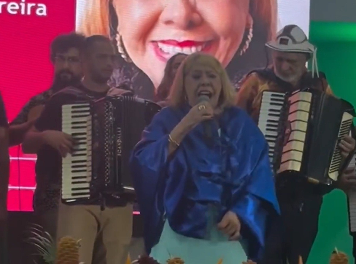 Autora de 'Eu só quero um xodó', Anastácia recebe título de Doutora Honoris Causa e comanda 'baile' de forró na UFPE; VÍDEO