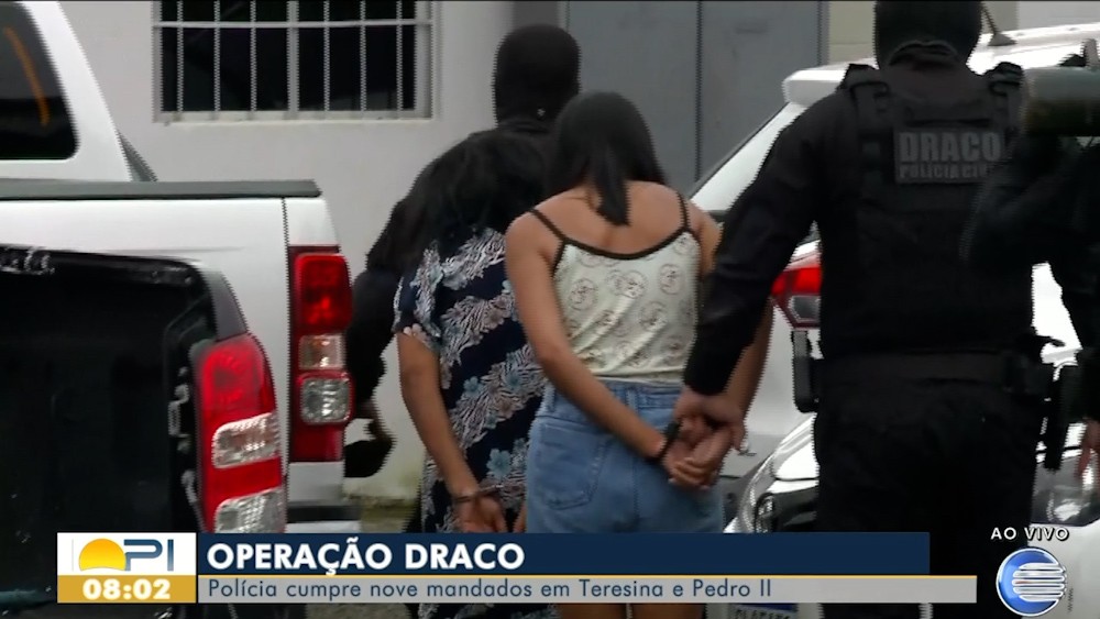 Idosa e filha são presas suspeitas de fazer parte de facção criminosa, em Teresina