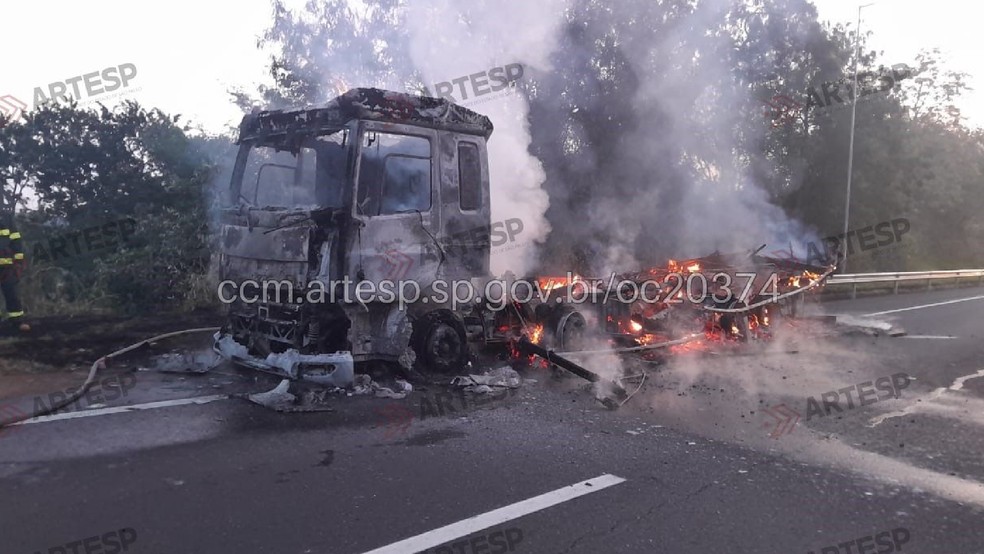 2 de 3
Motor do veículo começou a pegar fogo na SP-333 em Echaporã — Foto: Artesp/Divulgação