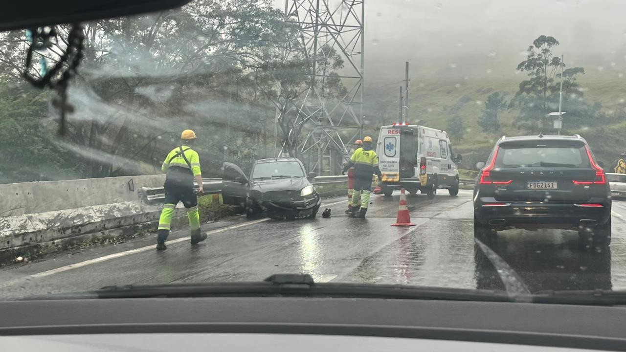 Carro bate em barreira da Mogi-Dutra e interdita faixa no sentido Mogi das Cruzes