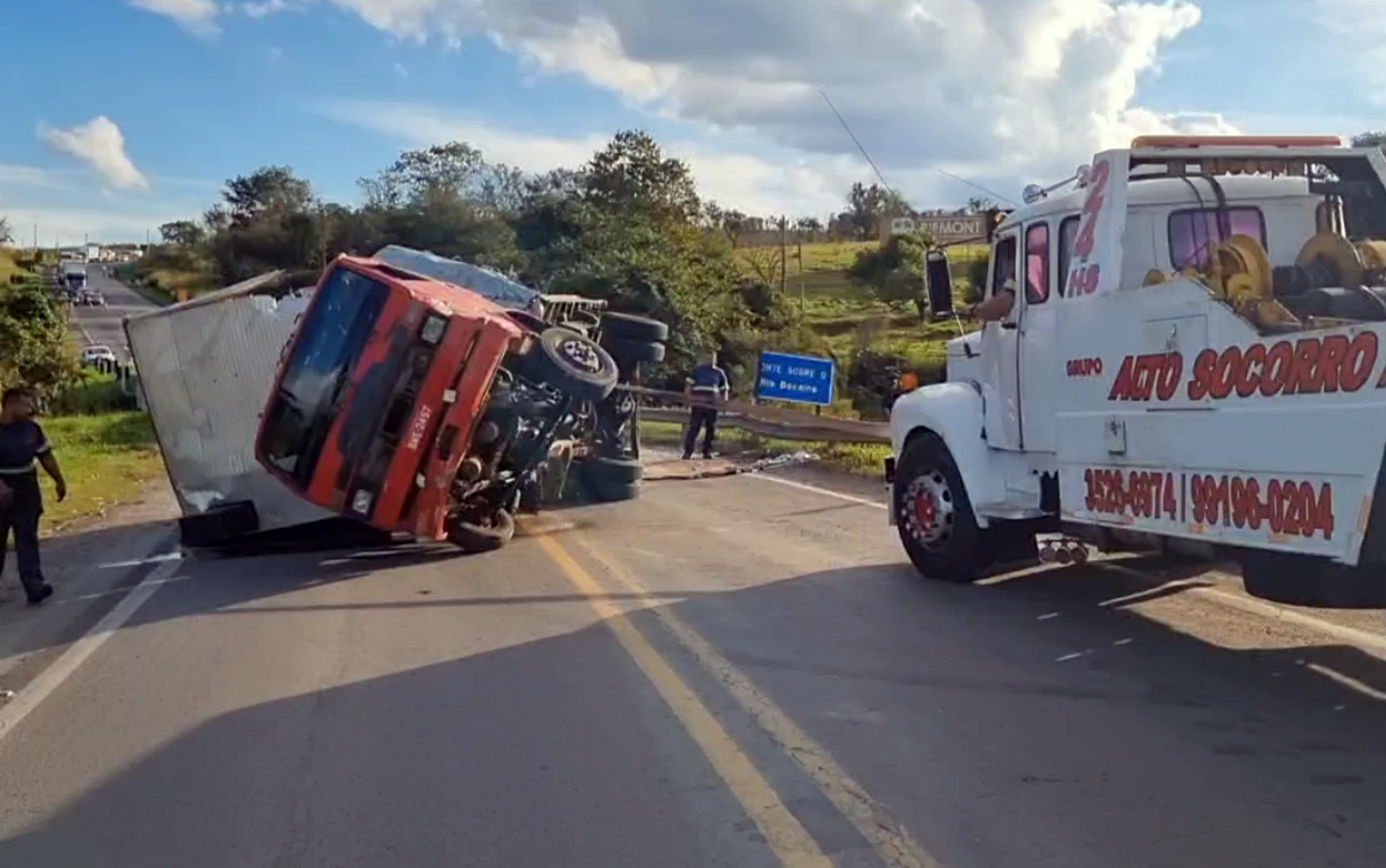 Acidente entre três caminhões interdita MG-050 por uma hora e meia e causa congestionamento em Passos, MG