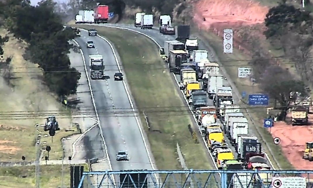 Acidente com caminhões interdita faixa na rodovia Dom Pedro I, em Atibaia