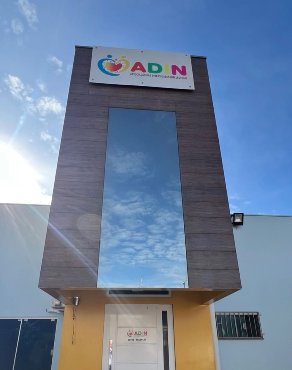 Fachada da Associação de Diversidades Intelectuais (Adin), em Tangará da Serra (MT) — Foto: Reprodução