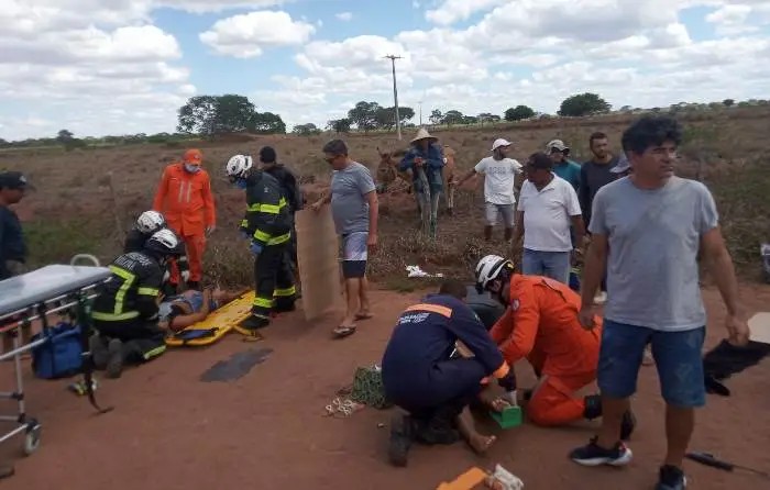 Duas pessoas morrem e seis ficam feridas após pneu de van estourar e veículo capotar na Bahia