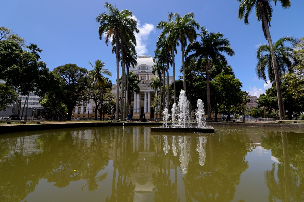Imagem de arquivo mostra espelho d'água da Praça da República, no Centro do Recife — Foto: Marlon Costa/Pernambuco Press