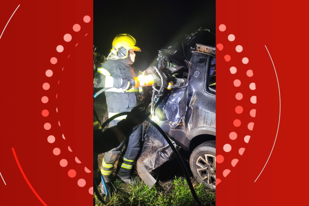 Motorista morre após bater contra caminhão e carro fica totalmente destruído em rodovia de MT — Foto: Reprodução