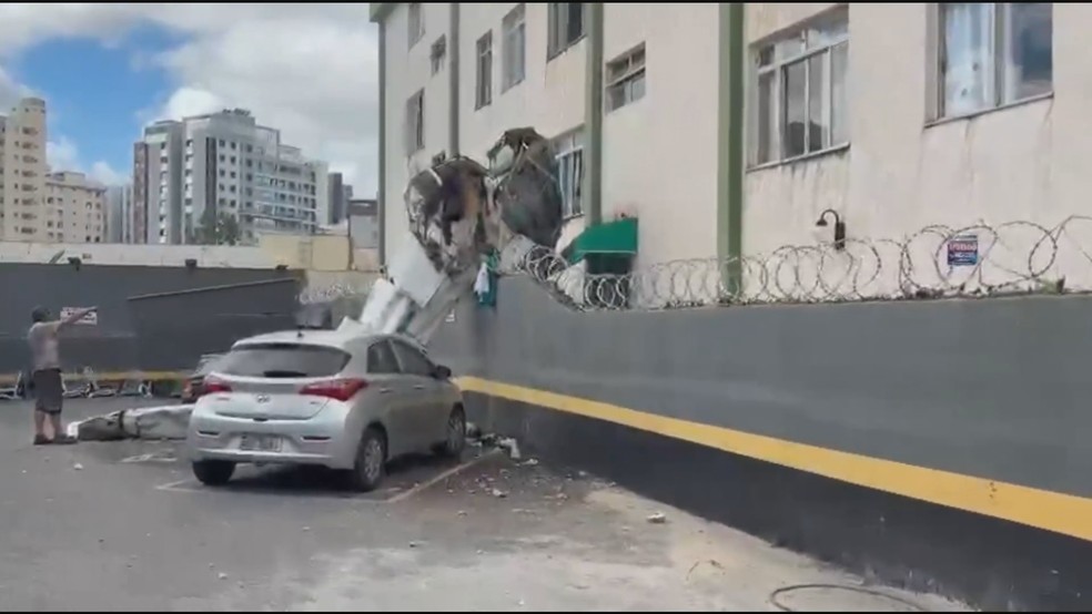 Queda de avião aconteceu no bairro Silveira, Região Nordeste de Belo Horizonte. — Foto: TV Globo