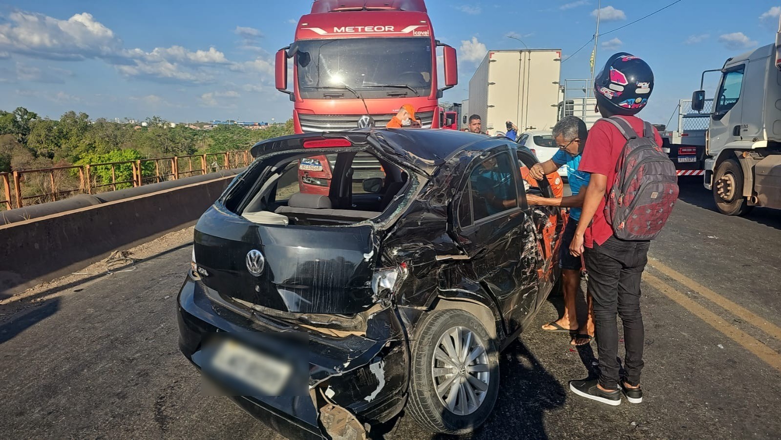 Colisão em ponte deixa fisioterapeuta ferida e provoca congestionamento em Teresina