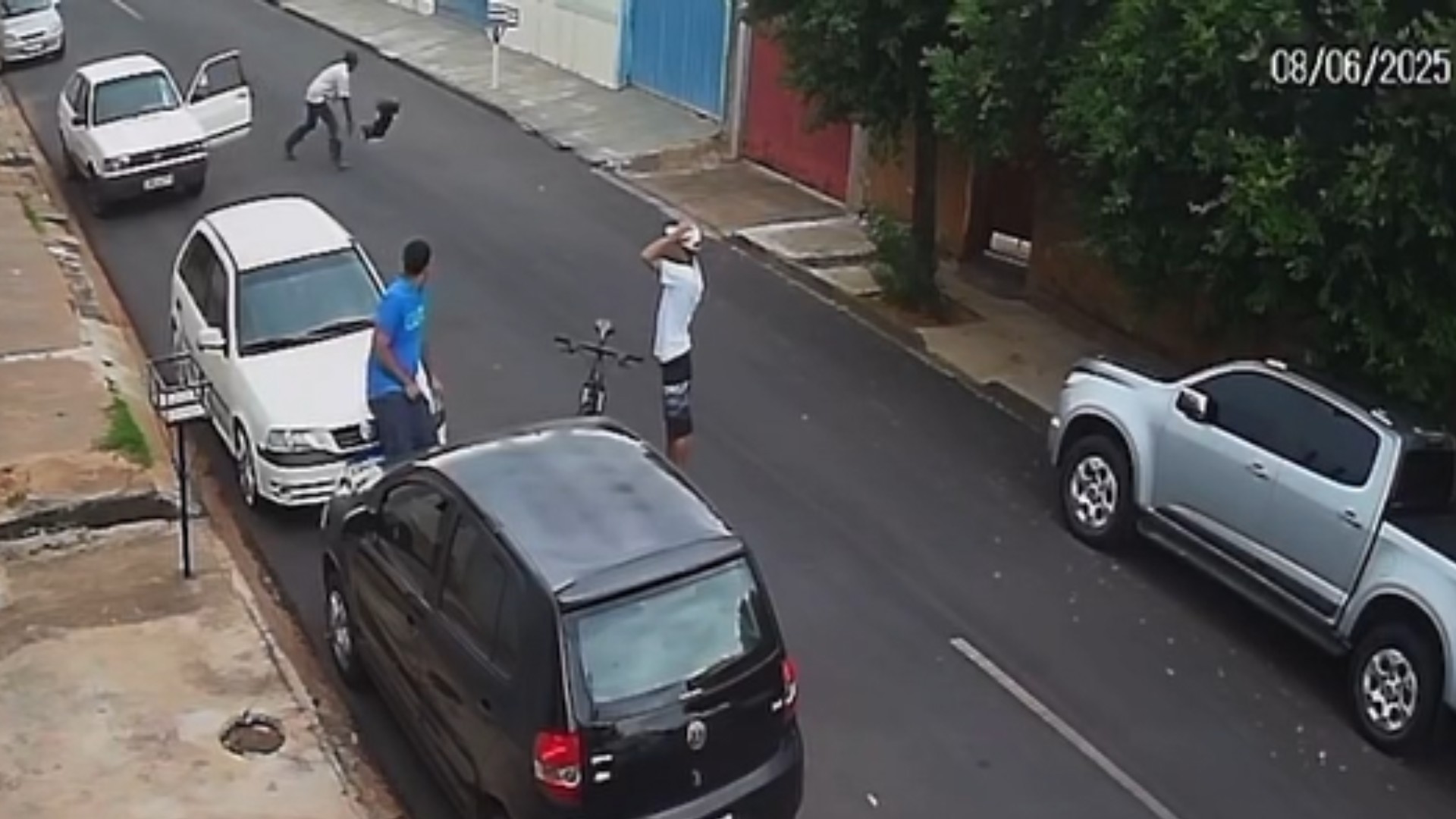 VÍDEO: homem é flagrado arremessando cachorra no chão em Araçatuba