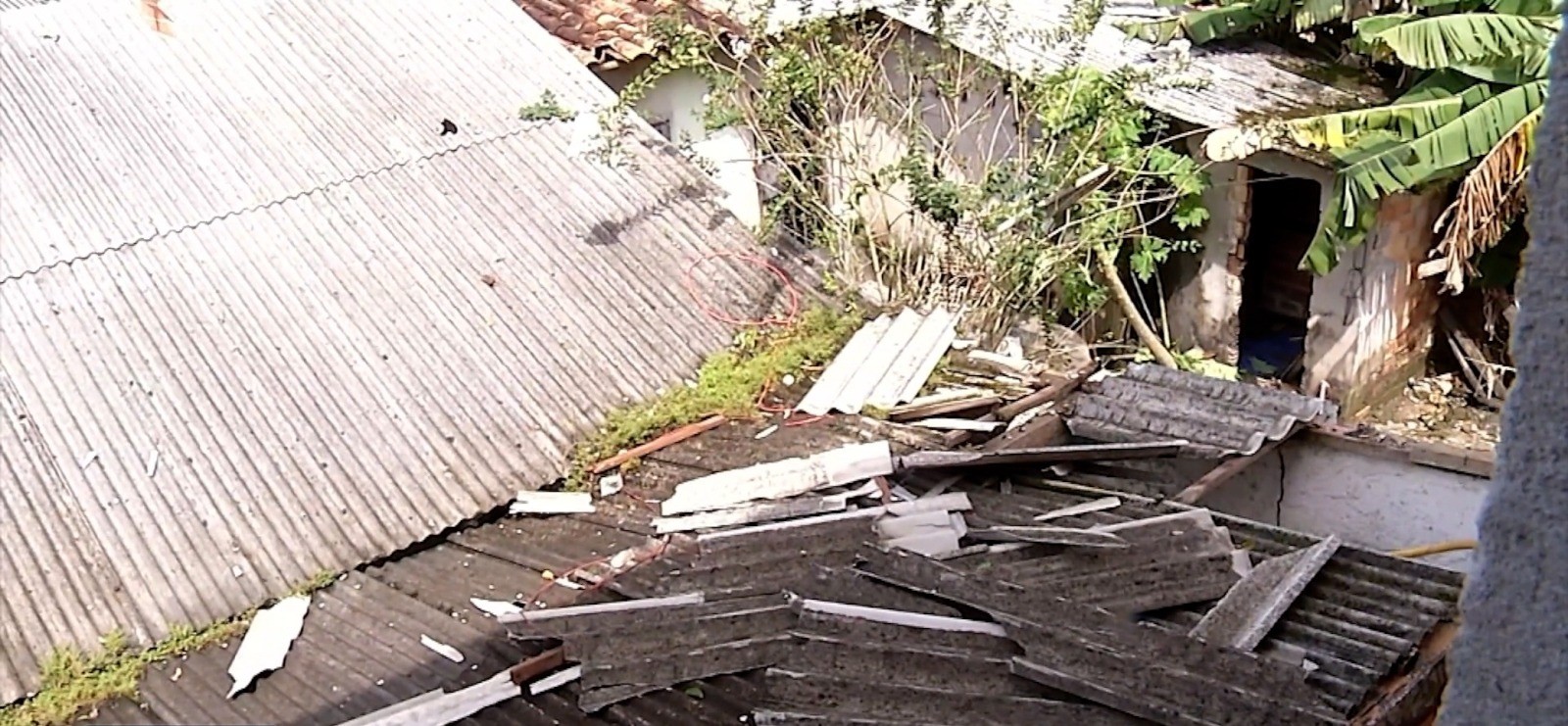 Temporal com forte ventania destelha casas e deixa moradores sem energia em Belém