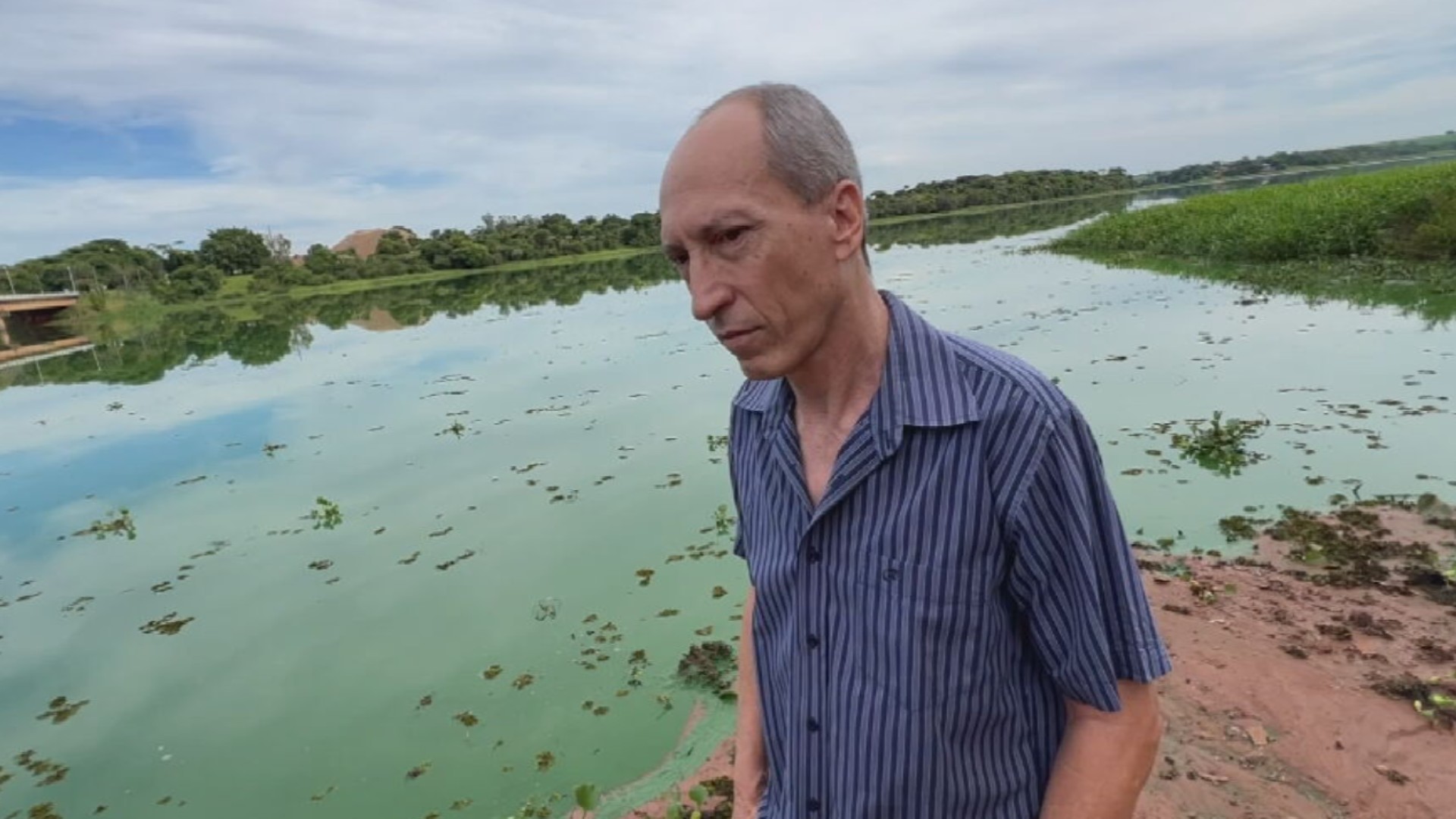 Coloração verde e mau cheiro em água do Rio Tietê incomodam moradores, pescadores e turistas de Sales