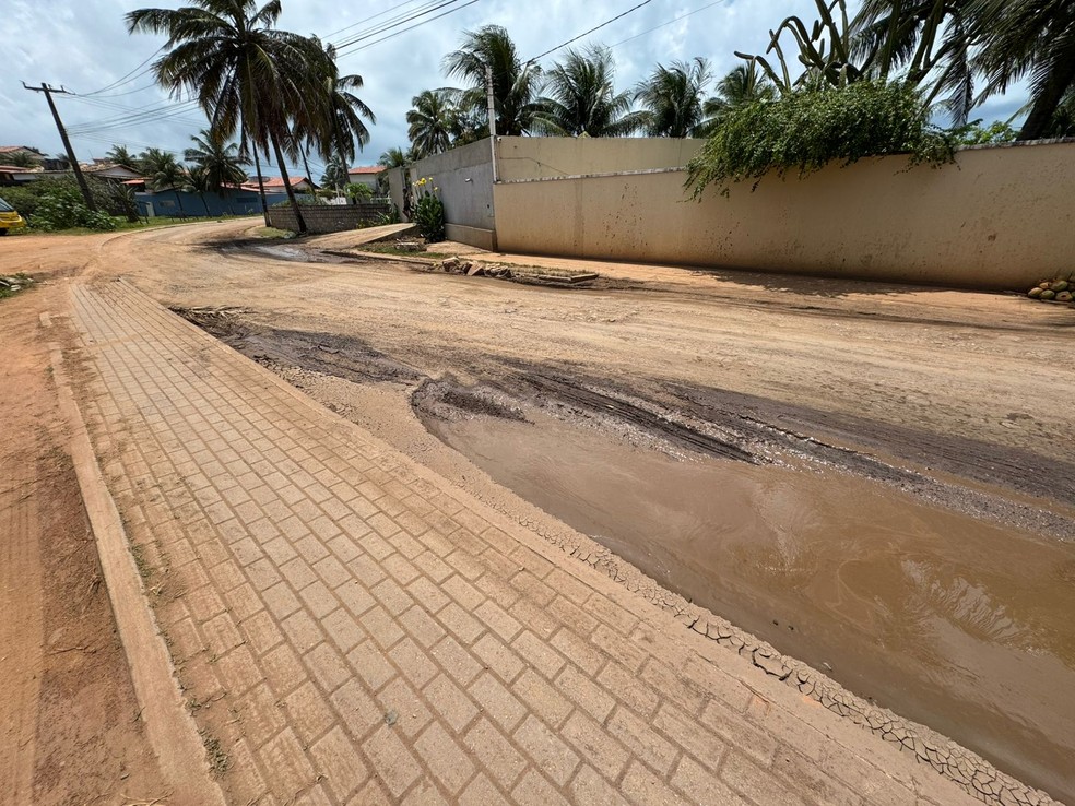 Buracos em rodovia preocupam moradores e motoristas no litoral Sul do RN — Foto: Sérgio Henrique Santos/Inter TV Cabugi