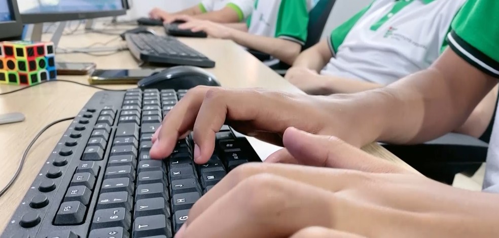 Estudantes em aula de projeto que venceu prêmio sobre segurança digital — Foto: TV Paraíba/Reprodução