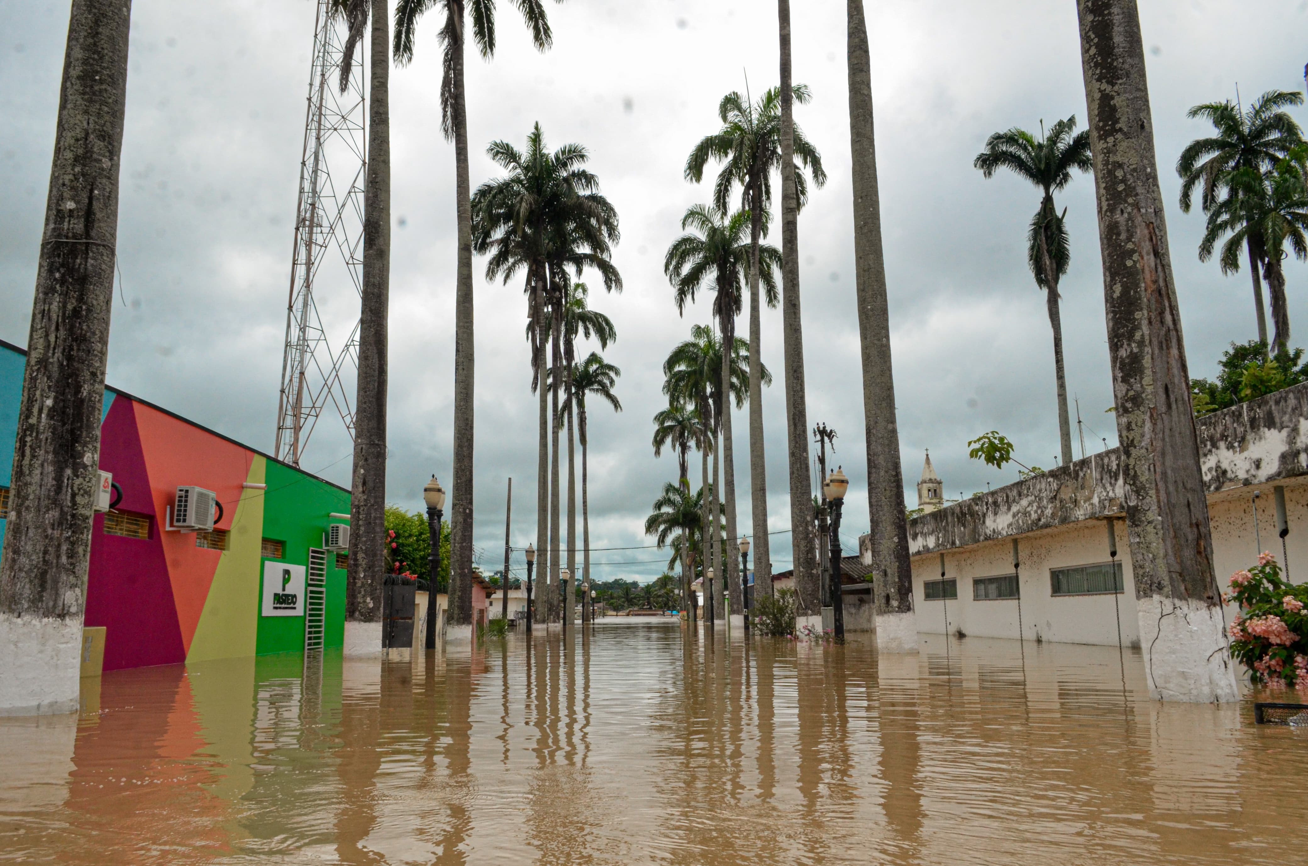 Águas do Rio Acre invadem Praça Hugo Poli, em Brasiléia