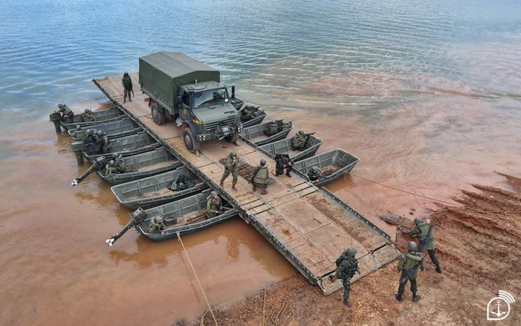 Treinamento militar reúne mais de 1 mil fuzileiros e observadores de 13 países no Lago de Furnas, em MG