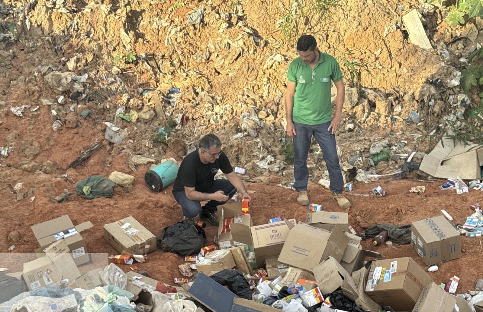 Lâminas, agulhas e medicamento são encontrados em lixão no interior do Acre