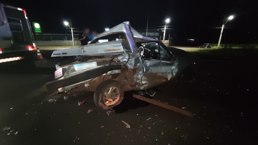 Carro foi atingido na traseira e com impacto bateu de frente com outro veículo, em Medianeira — Foto: Guia Medianeira