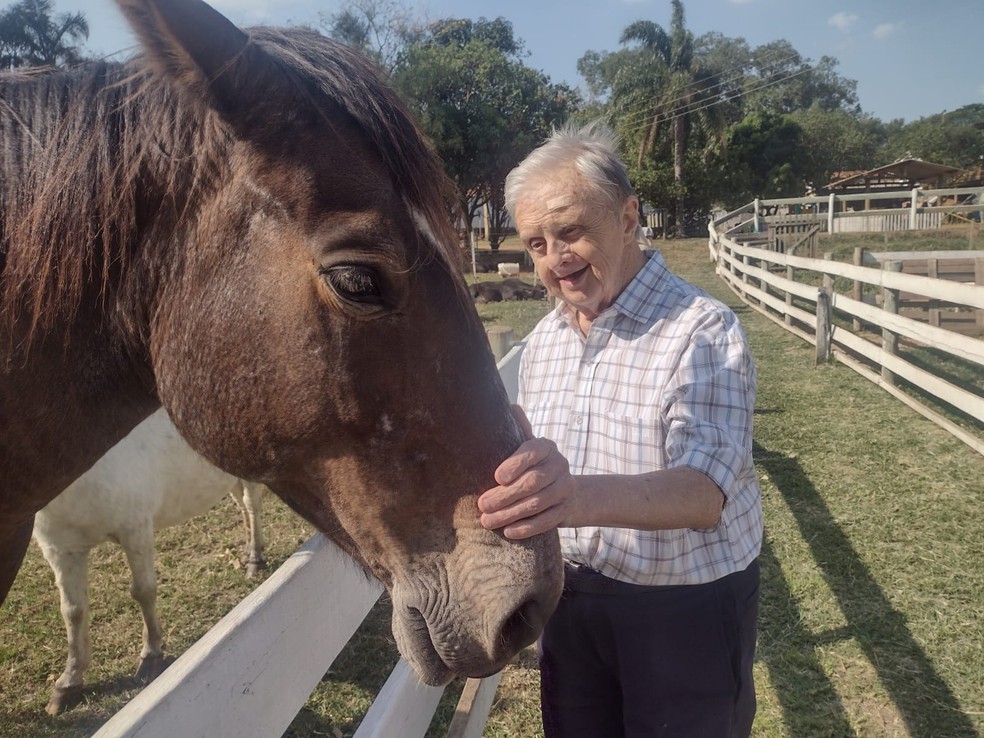 A festa de 80 anos de Neno proporcionou ao idoso algo que ele adora: cumprimentar e abraçar — Foto: Arquivo Pessoal/Divulgação