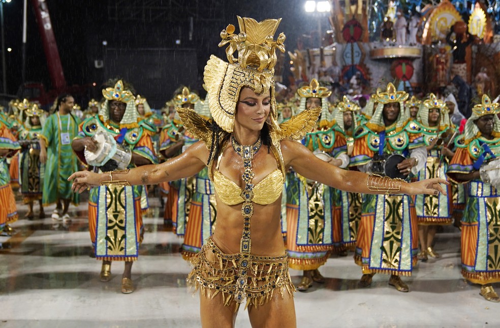 Paolla Oliveira, rainha da bateria da Grande Rio — Foto: Marcos Serra Lima/G1