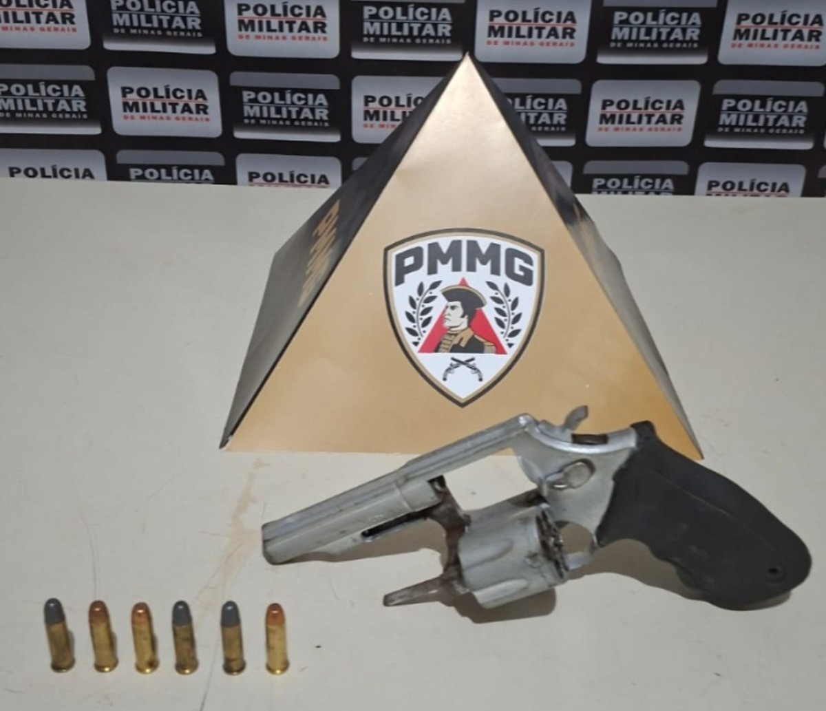 Arma é encontrada embaixo de tapete de carro que estava em pátio conveniado ao Detran