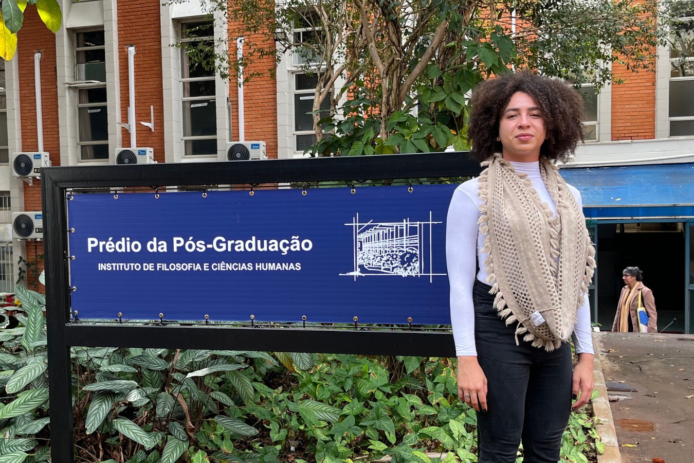 'Travesti, negra e acadêmica': 1ª aluna a entrar na Unicamp por cotas trans transformou relação com os pais por meio da educação
