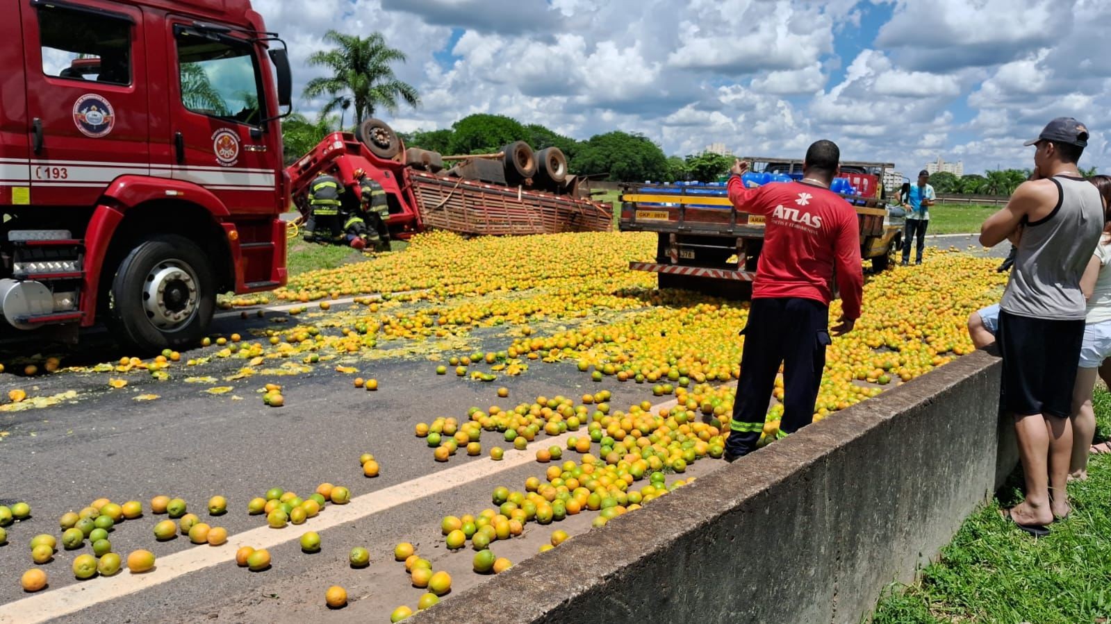 Caminhão carregado com laranja capota e interdita a Rodovia Anhanguera em Araras; VÍDEO