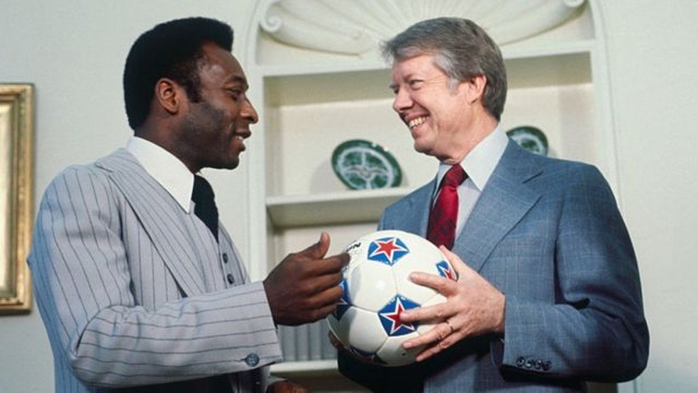 O legado de Pelé: o maior jogador de futebol de todos os tempos; veja  trajetória, fotos e gols - Jogada - Diário do Nordeste