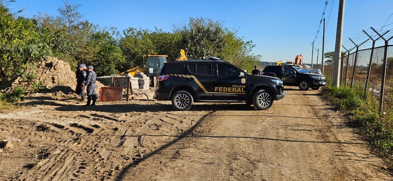 Agentes da PF trocam tiros com suspeitos de tráfico na área externa do Aeroporto Internacional de SP, em Guarulhos