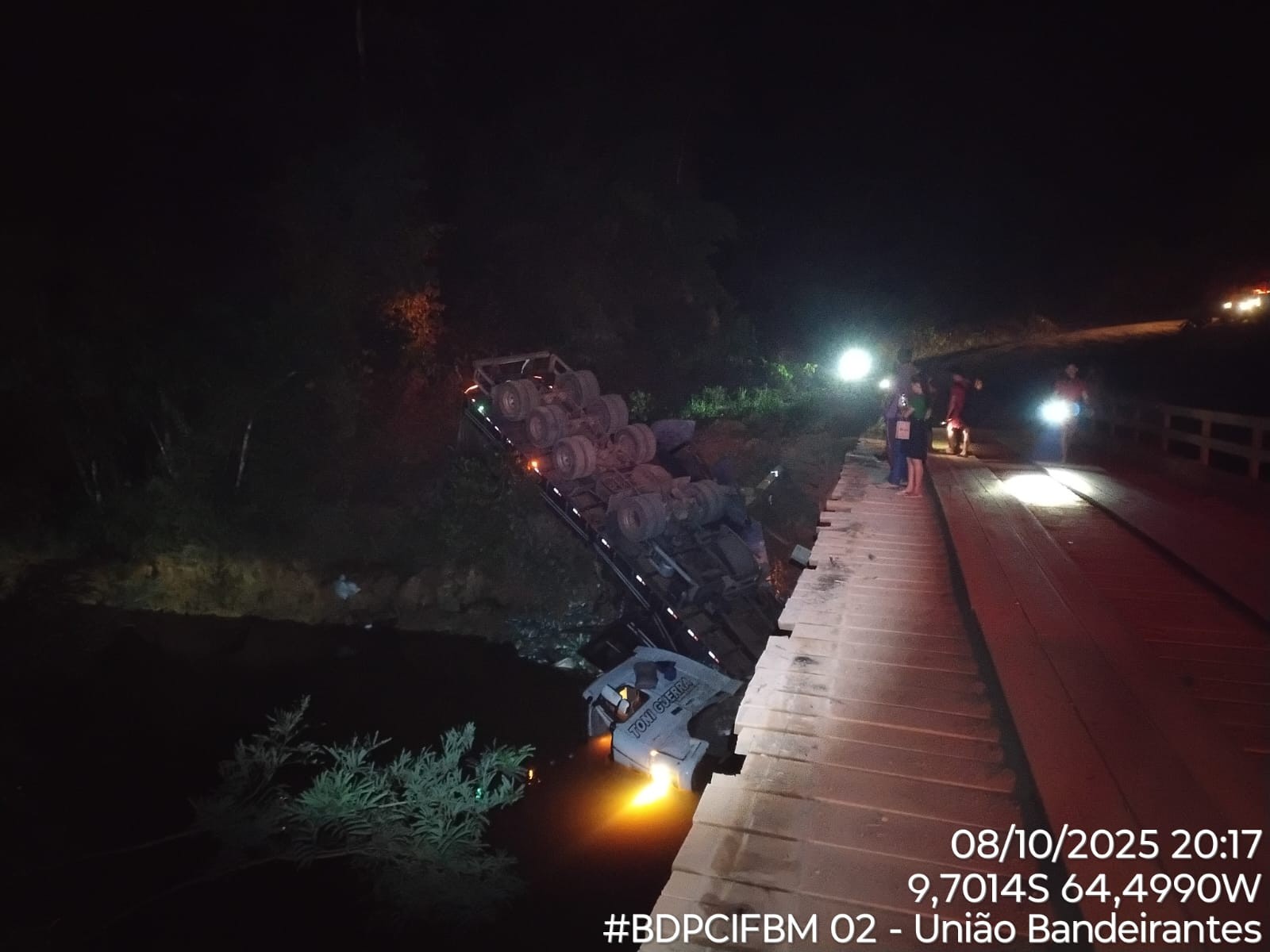Motorista cai de ponte com caminhão e é encontrado morto em distrito de Porto Velho