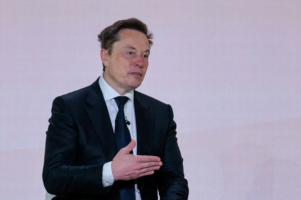 Elon Musk , CEO da Tesla e da SpaceX e proprietário do X, anteriormente conhecido como Twitter, discursa durante o evento de lançamento do America.gov, um novo site governamental com inteligência artificial, organizado pelo National Design Studio, no Mellon Auditorium em Washington, DC, EUA, em 29 de setembro de 2026 — Foto: REUTERS/Kylie Cooper