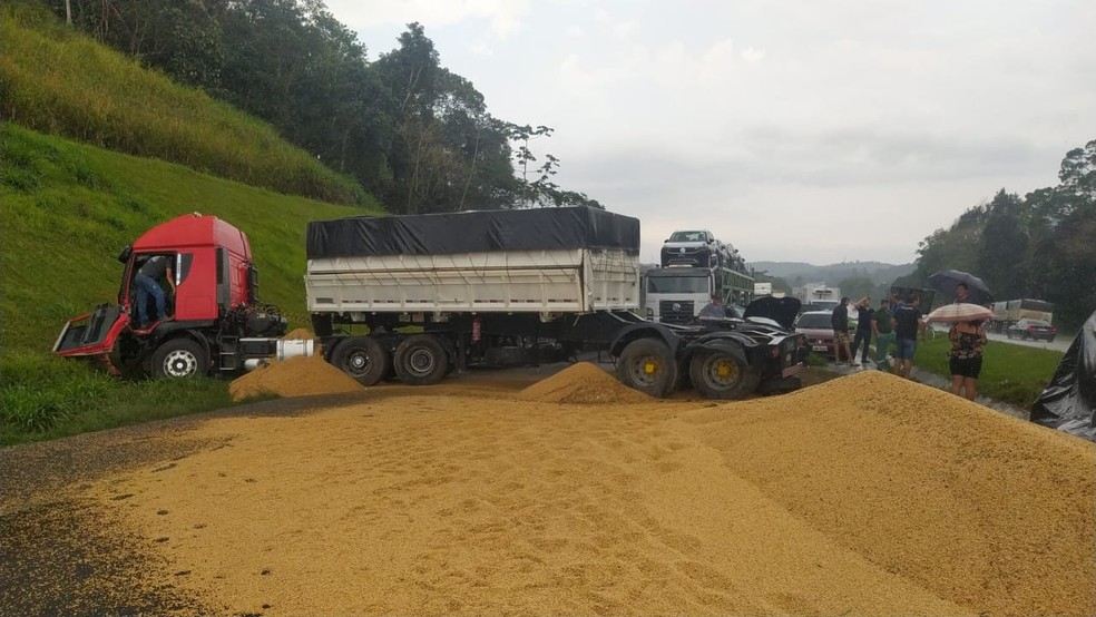 Carga de soja derramada na pista em acidente na BR-277, no Paraná — Foto: PRF