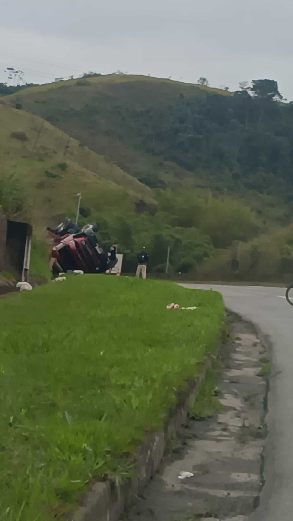 Carreta carregada de arroz tomba na Via Dutra, em Piraí