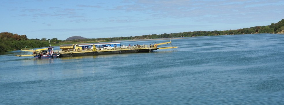 Balsas e barcos fazendo travessia no Rio São Francisco — Foto: DER-MG