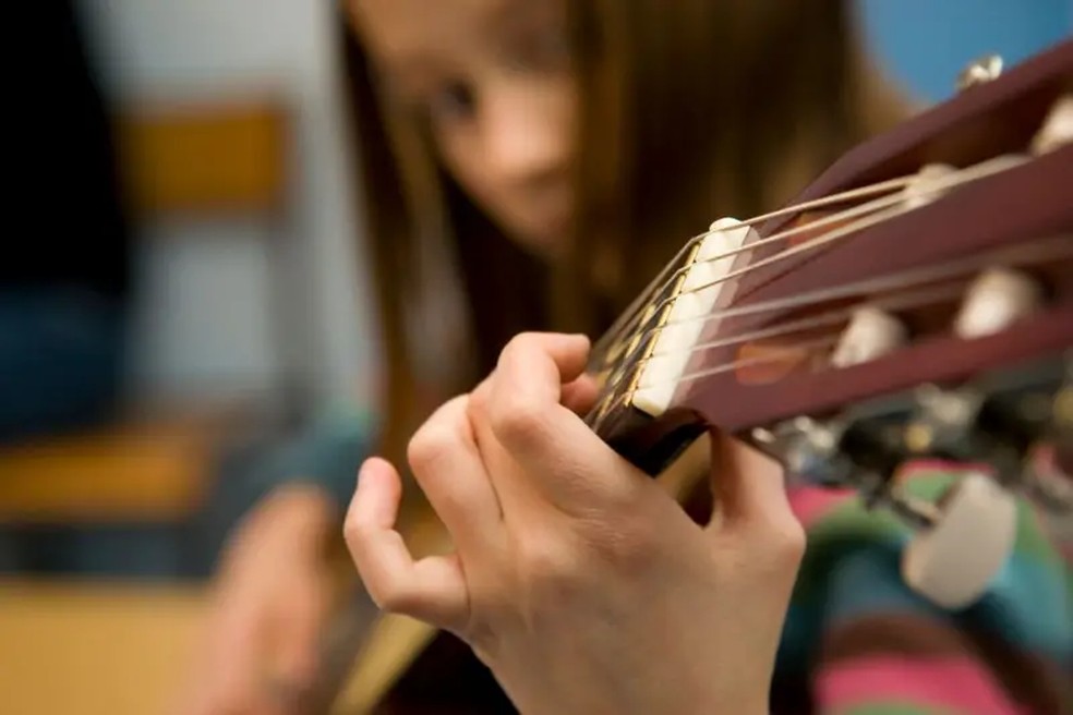 As crianças estão programadas para aprender — mas isso não significa que os adultos não sejam capazes — Foto: Getty Images/BBC