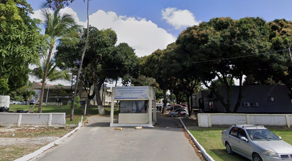 Homem é preso em flagrante após tentar filmar adolescente em banheiro de shopping