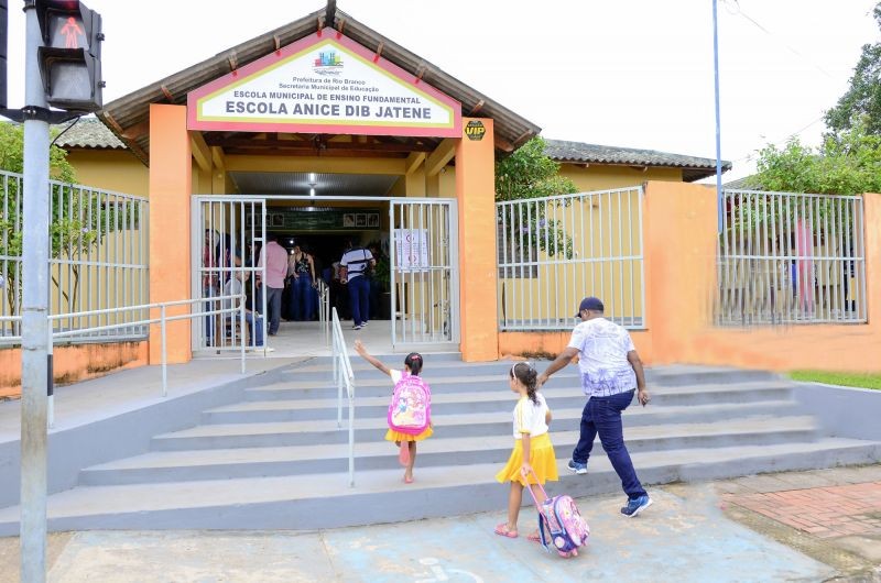 Processo seletivo vai contratar professores e servidores administrativos temporários; veja edital