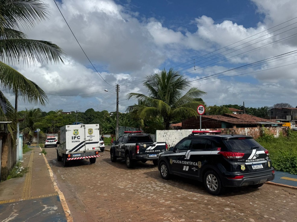 Polícia Civil e o IPC foram até o local onde o corpo foi encontrado — Foto: Karine Tenório/TV Cabo Branco