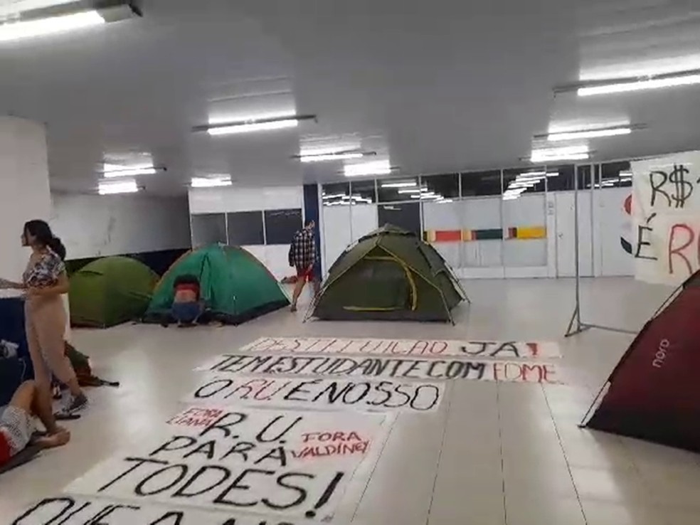Estudantes ocuparam reitoria da UFPB com barracas e faixas contra aumento de preço das refeições no RU — Foto: Reprodução/TV Cabo Branco