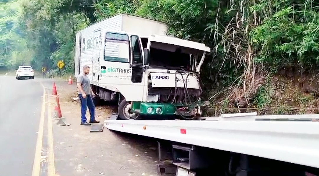 Motorista fica ferido após jogar caminhão sem freio contra barranco na serra de São Pedro