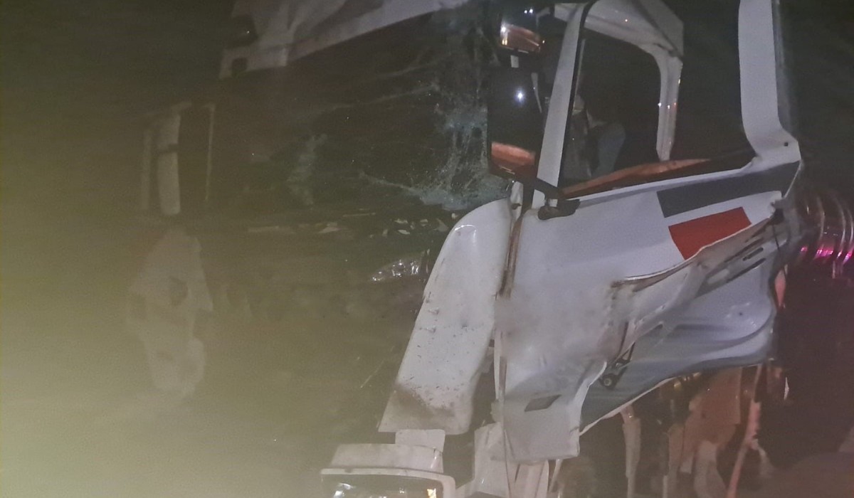 Acidente entre caminhões deixa motorista gravemente ferido em rodovia de Assis